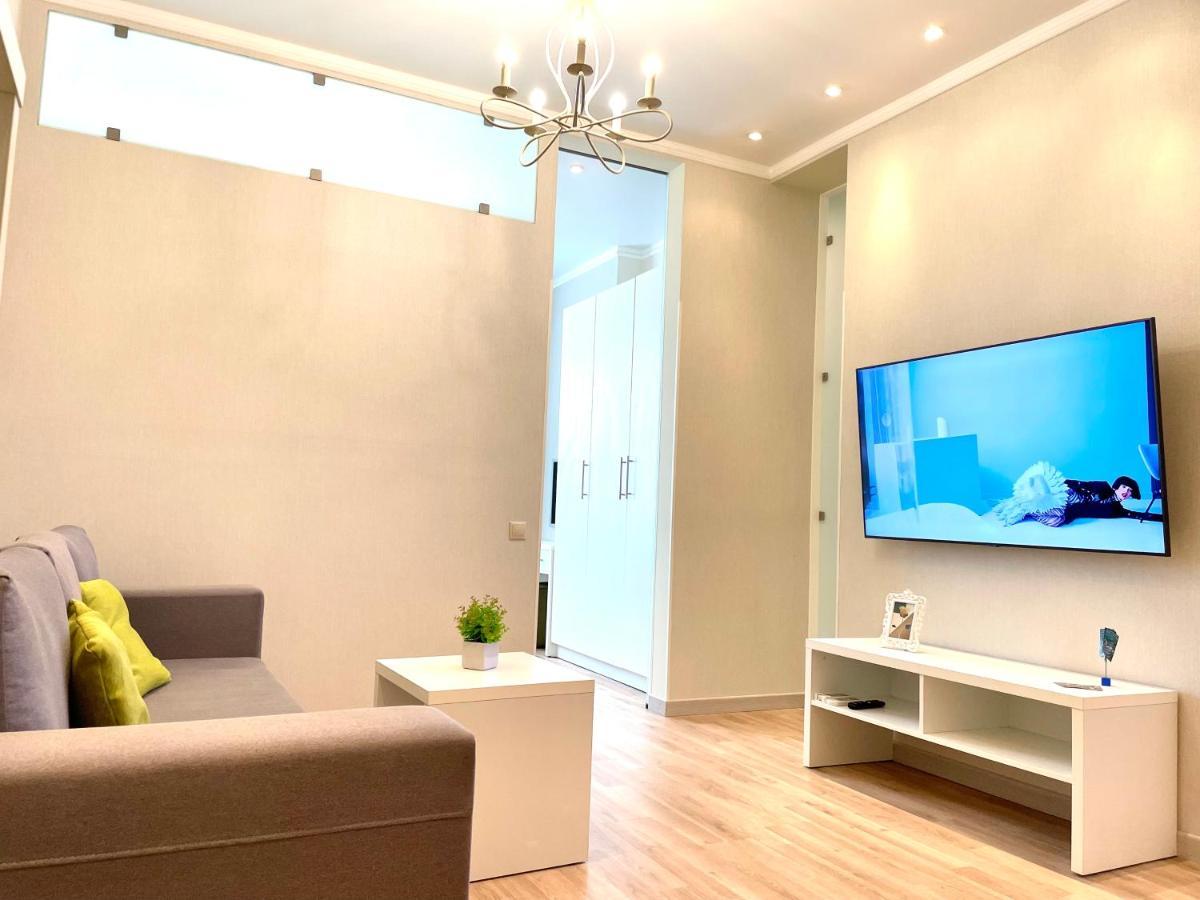 Navit Luxury Apartments With Breakfast Near The Railway Station, The City Center And The Park Kiev Buitenkant foto