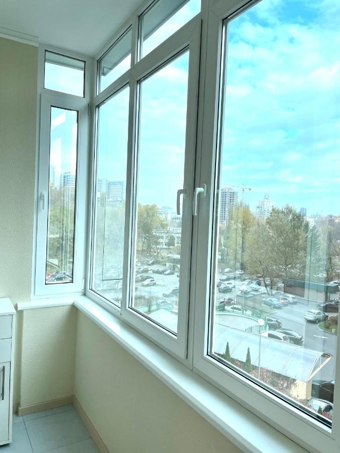 Navit Luxury Apartments With Breakfast Near The Railway Station, The City Center And The Park Kiev Buitenkant foto