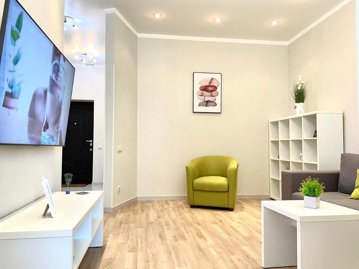 Navit Luxury Apartments With Breakfast Near The Railway Station, The City Center And The Park Kiev Buitenkant foto