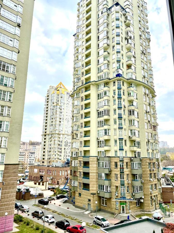 Navit Luxury Apartments With Breakfast Near The Railway Station, The City Center And The Park Kiev Buitenkant foto